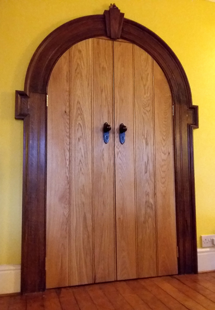 charlie-caffyn-designs-tudor-style-oak-doors
